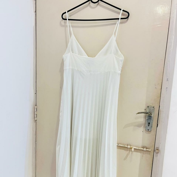 White pleated midi dress - Picture 8 of 9